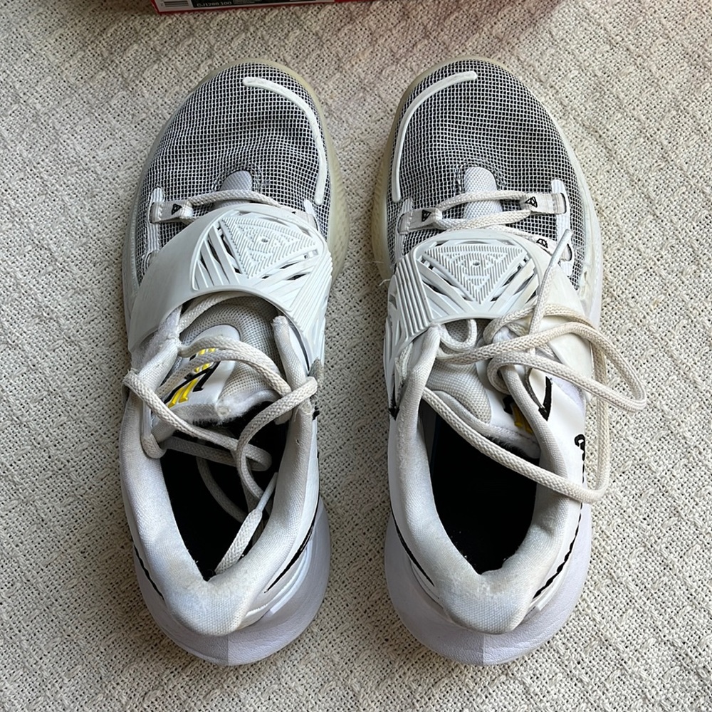 Kyrie low 3 basketball shoes